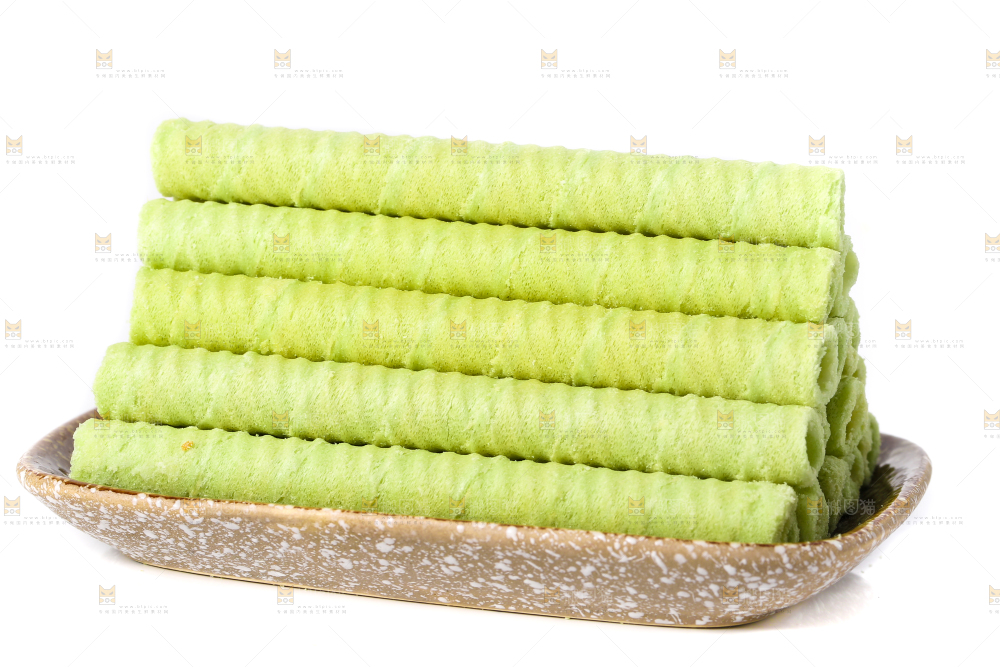 盘子里放着抹茶卷