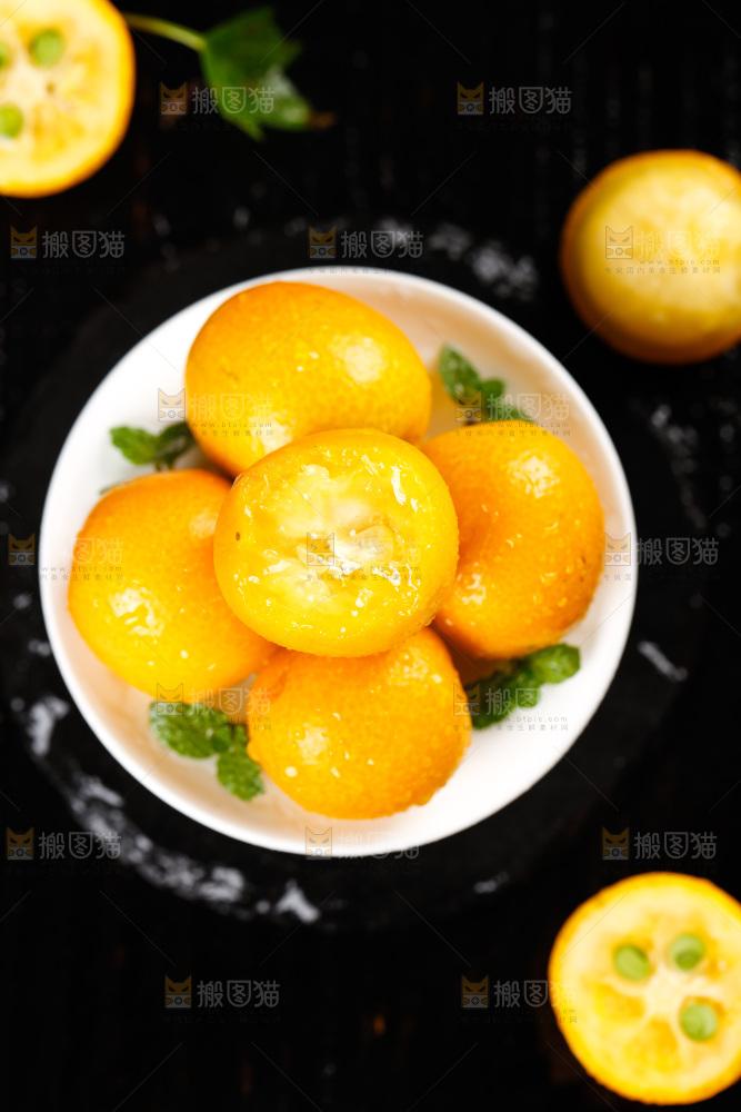 盘子里装着小金桔