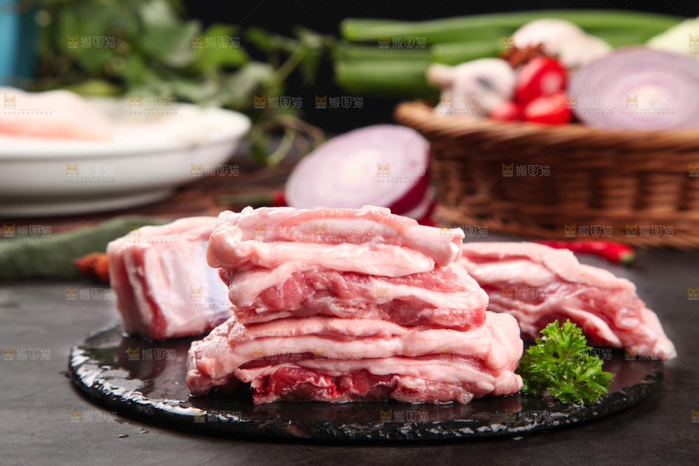 石板上放着羊排骨