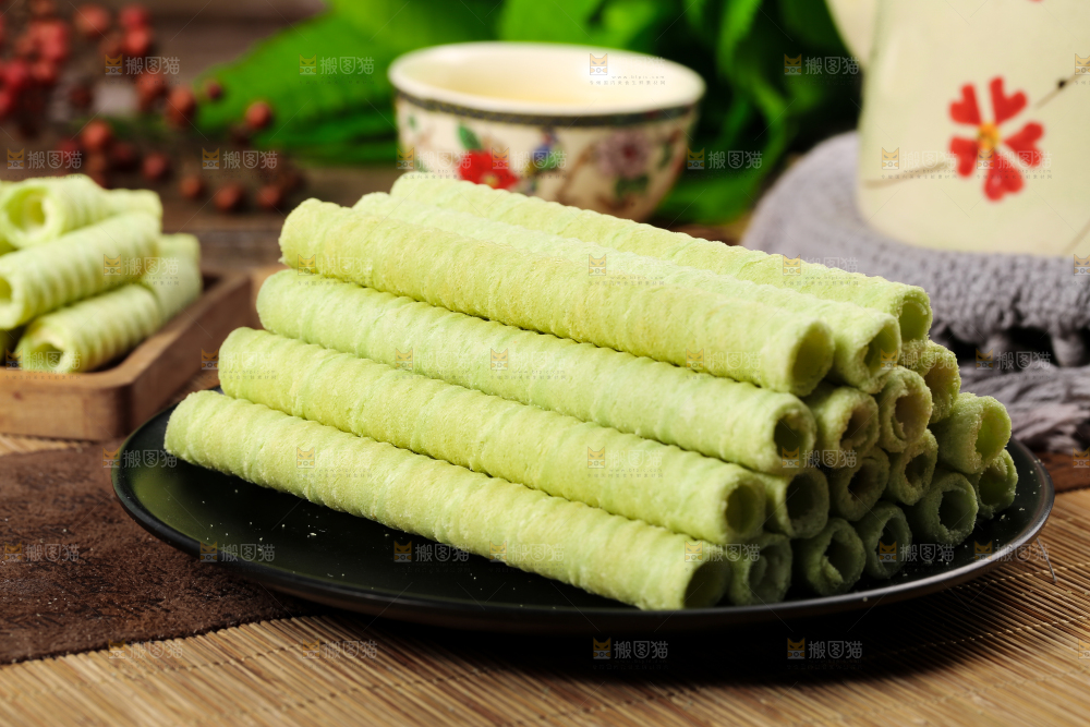 盘子里放着抹茶卷