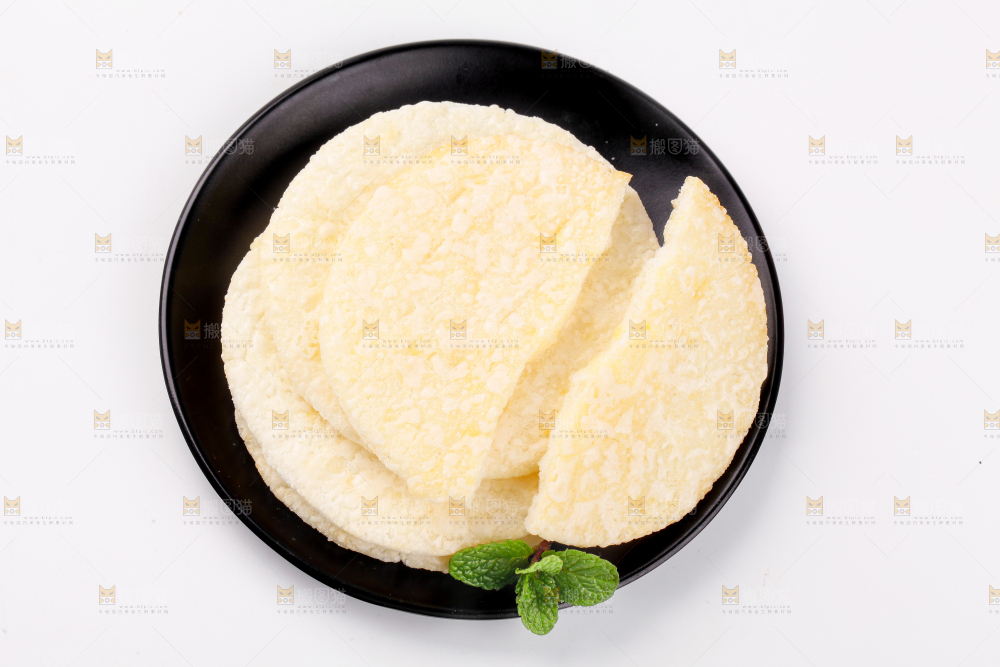碟子里放着米饼