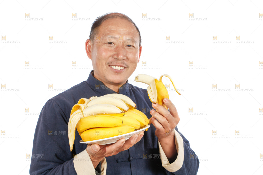 农民手里拿着一串香蕉