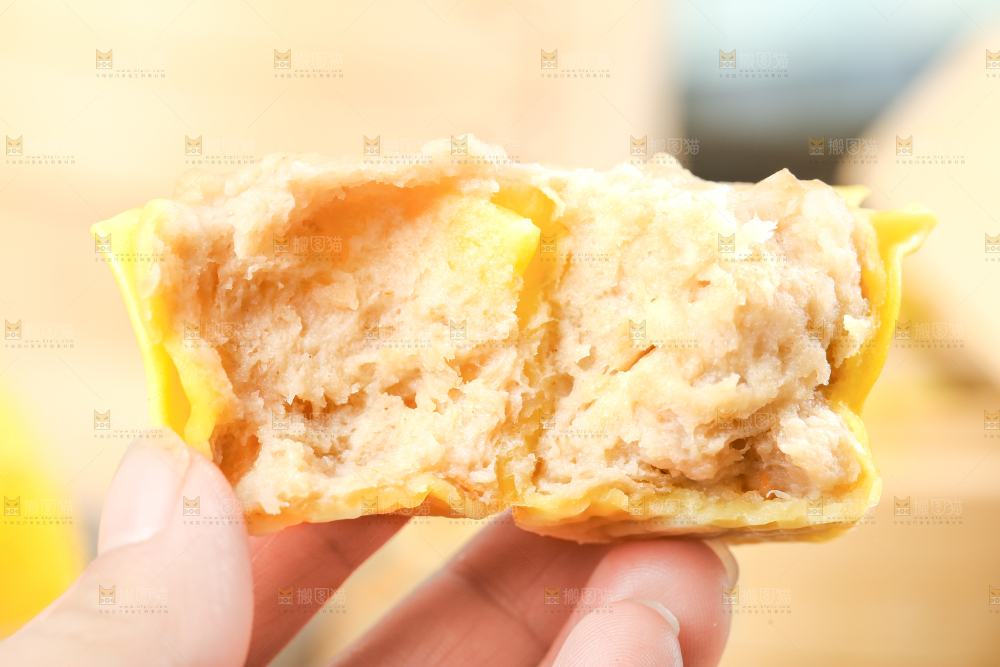 手上拿着鲜肉烧麦