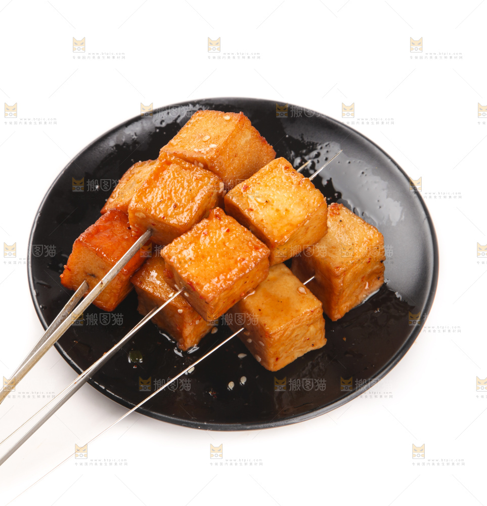 盘子里的豆腐串