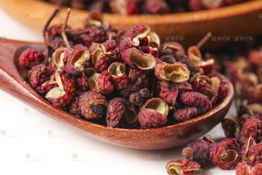 碗里装着大红袍花椒