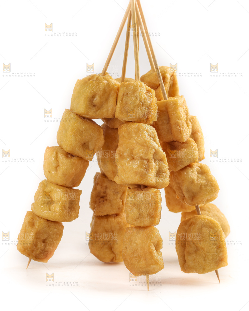 白底上的豆腐串