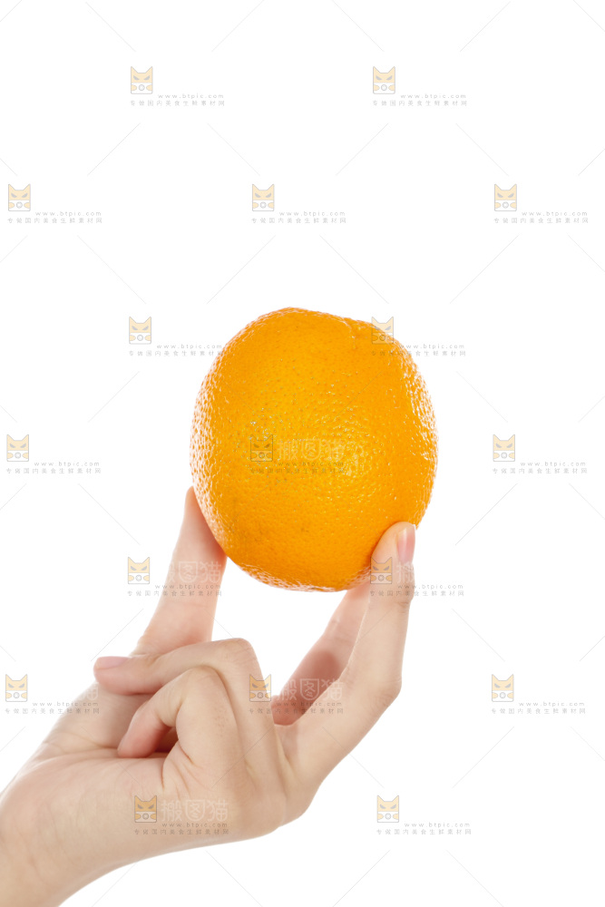 手里拿着橙子