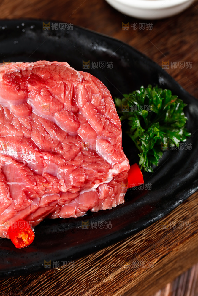 木底上放着一盘鲜牛肉