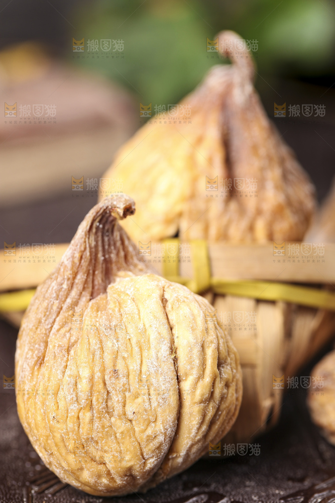 木板上放着新疆无花果干