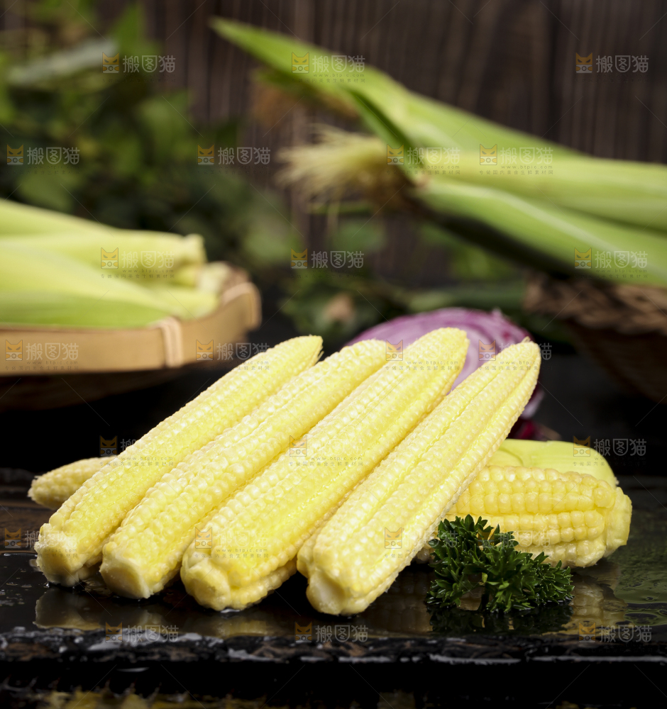 黑石板上放着水果玉米笋