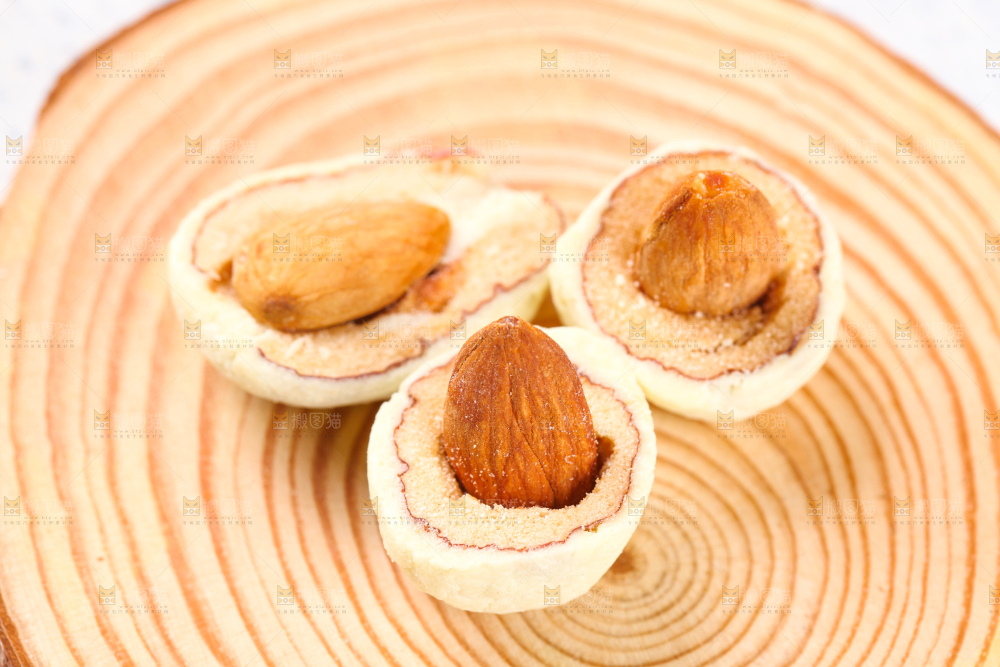 木底上切开的杏仁奶枣