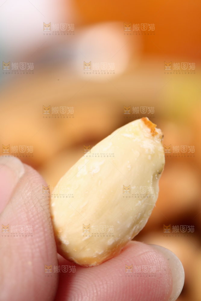 手拿剥皮的杏仁