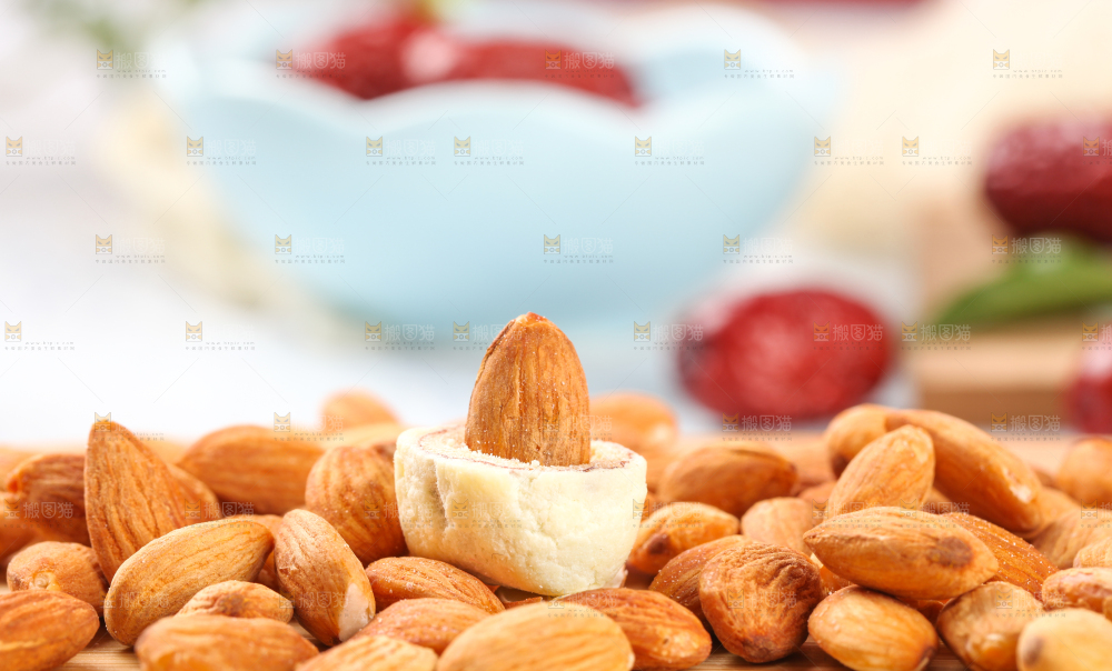 木底上的杏仁奶枣