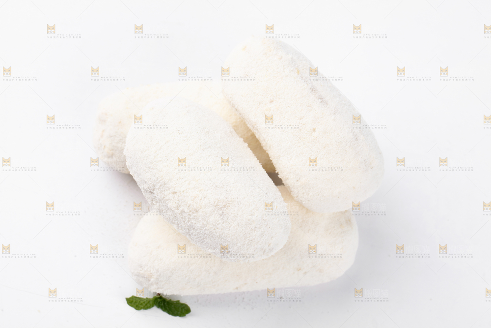 白底上摆放着雪枣
