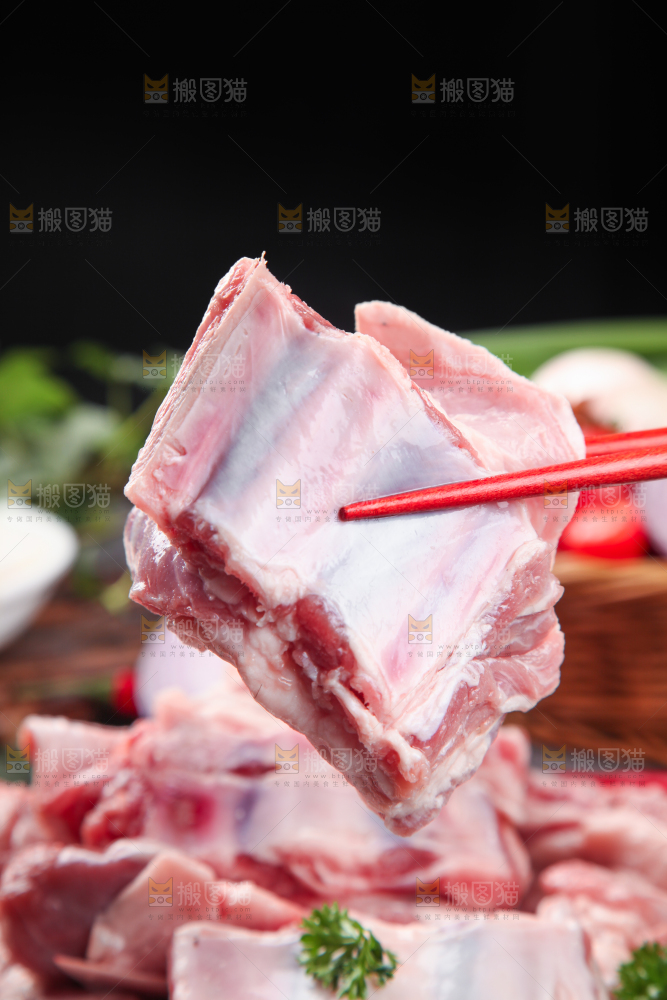 石板上放着羊排骨