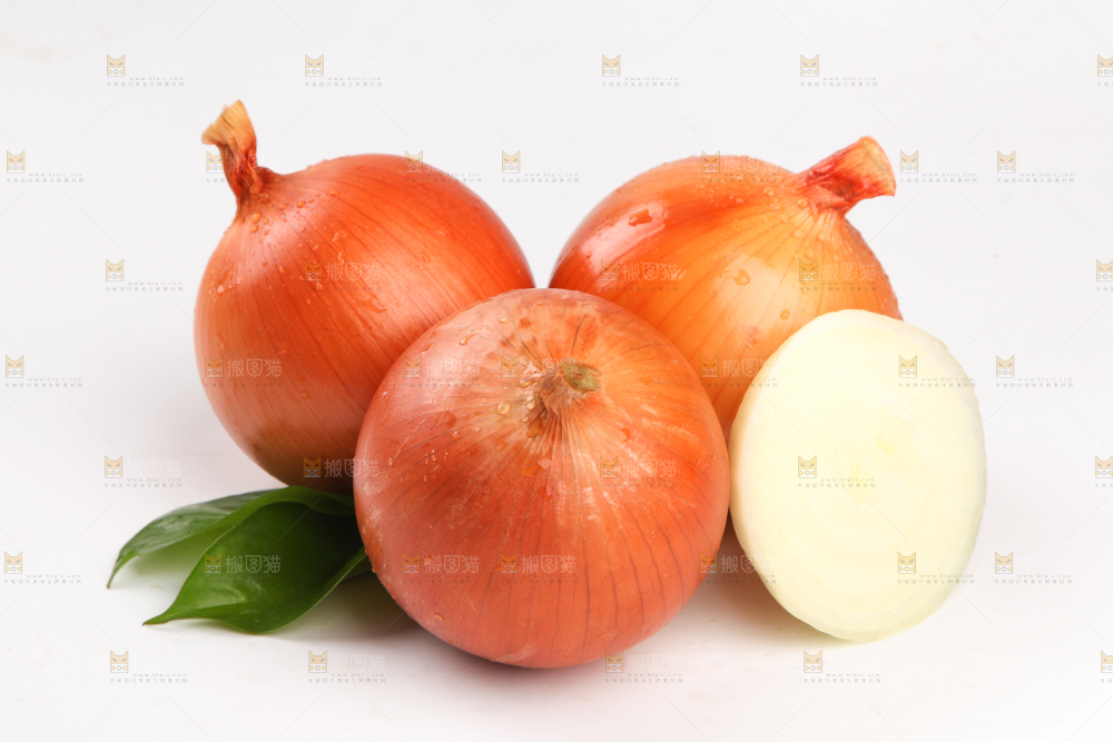 白底上放着黄皮洋葱