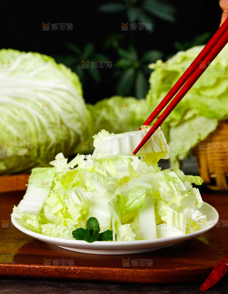 筷子夹着大白菜