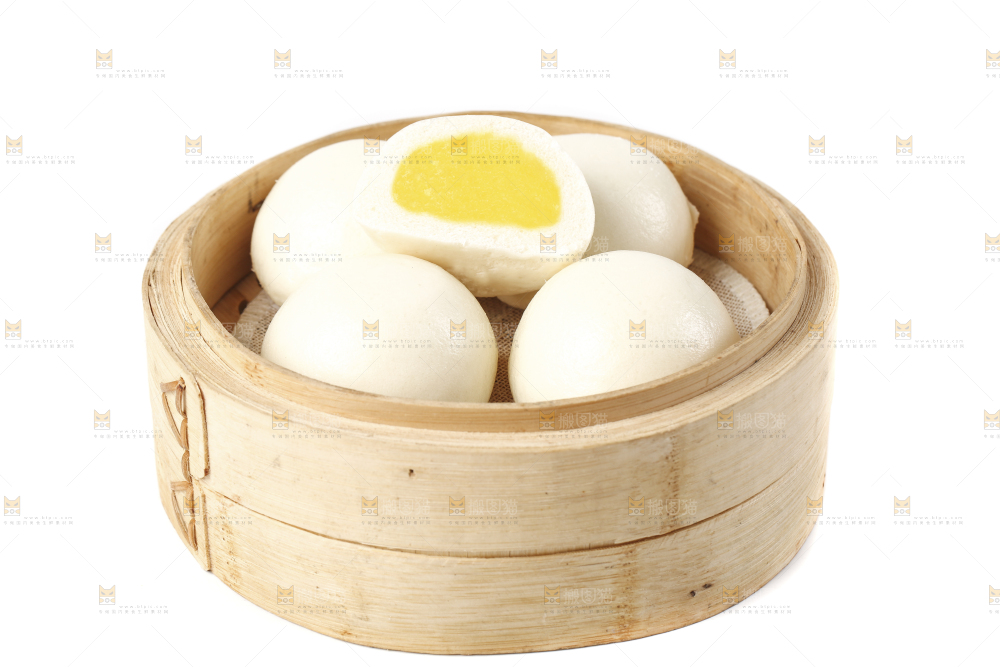 蒸笼里放着奶黄包