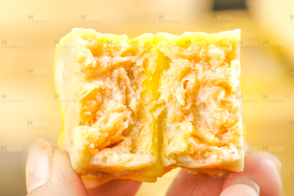 手上拿着鲜肉烧麦
