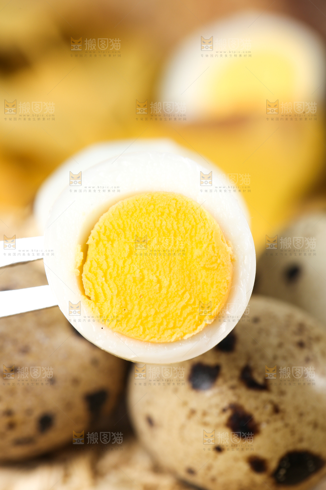 叉子叉着熟鹌鹑蛋