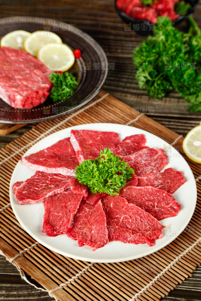 木底上放着一盘牛肉