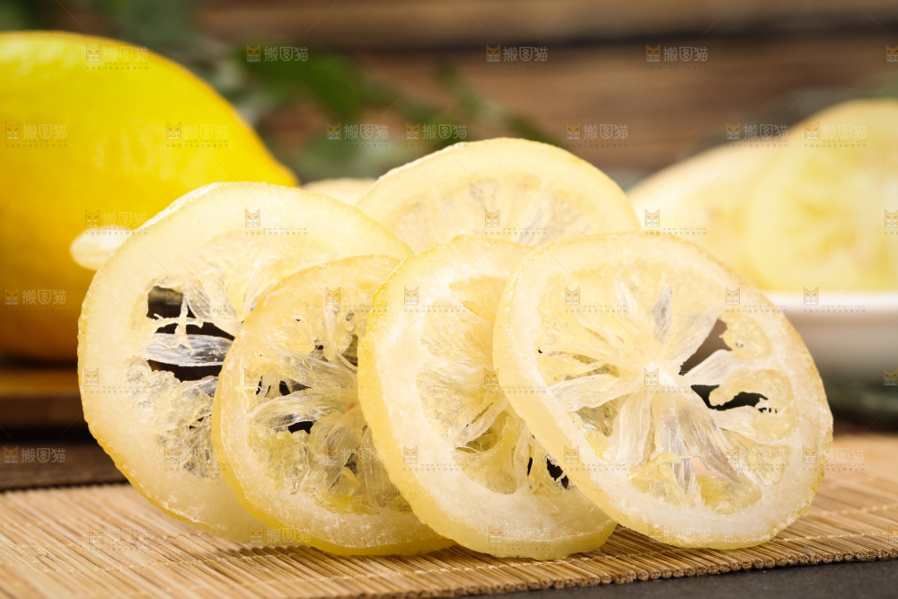 木板上的柠檬片