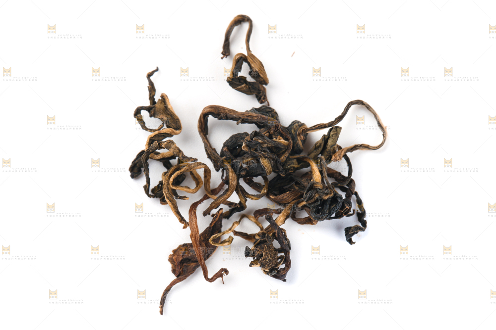 白底上放着蒲公英茶