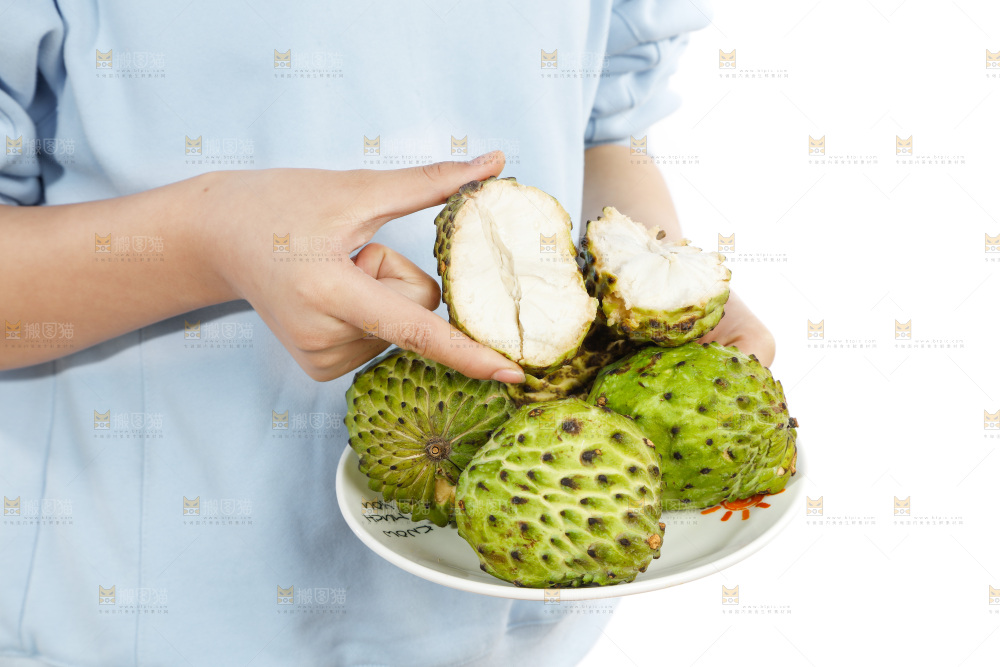 手里端着牛奶释迦果
