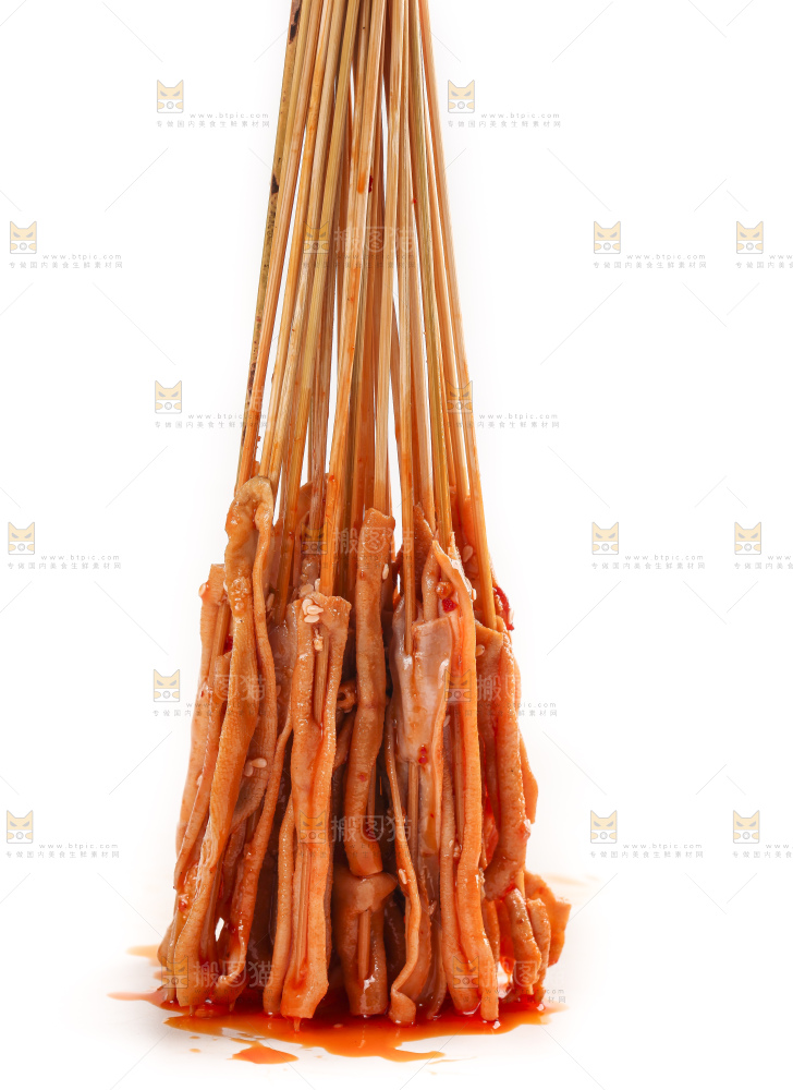 盘子里装着鸭肠串