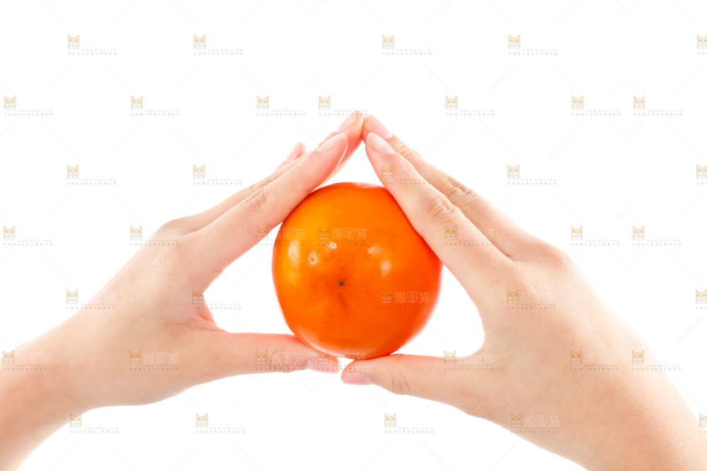 手里拿着柿子