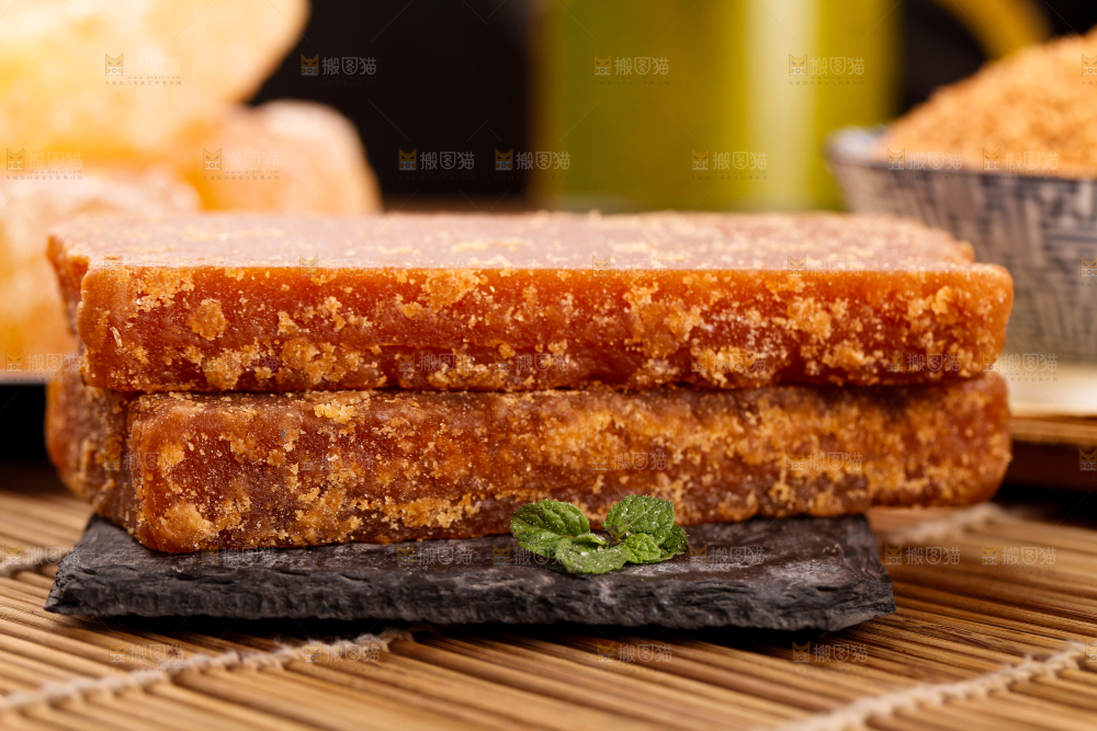 盘子里装着红糖块