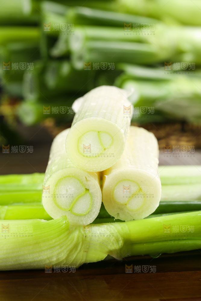 木板上放着切开的葱段