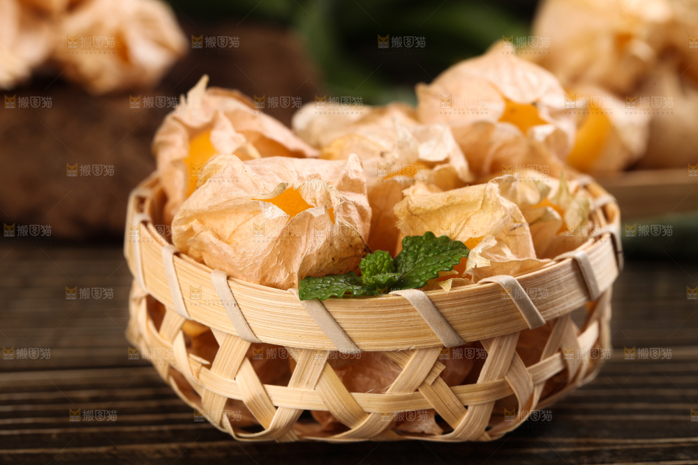 竹篮里放着菇娘果