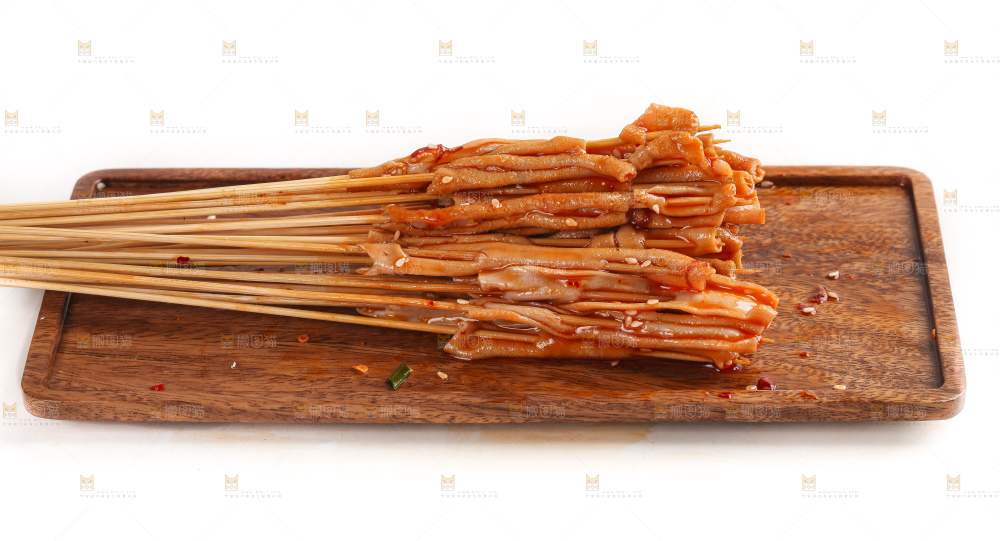 盘子里装着鸭肠串