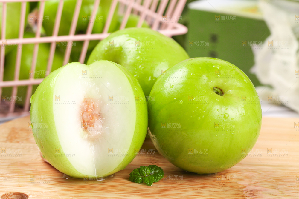 木底上放着切开的台湾牛奶枣