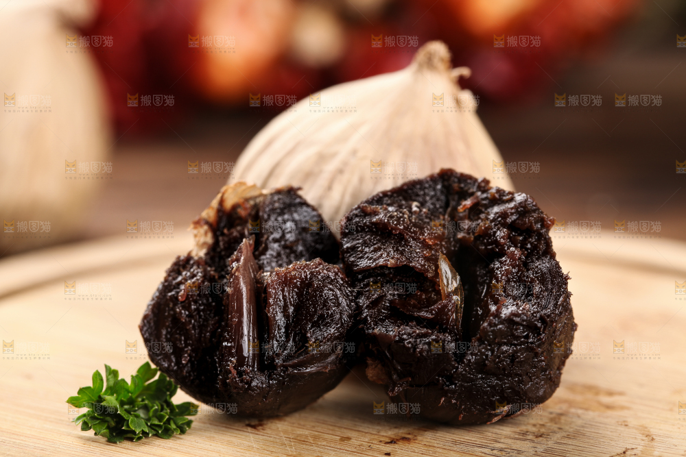 木板上放着独头黑蒜