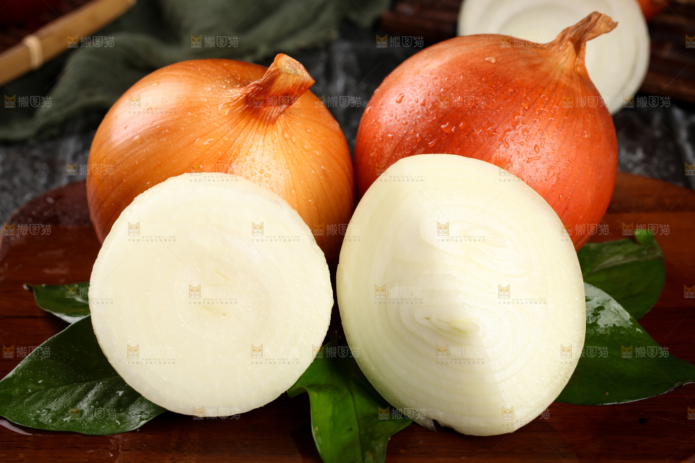 深底上放着黄皮洋葱