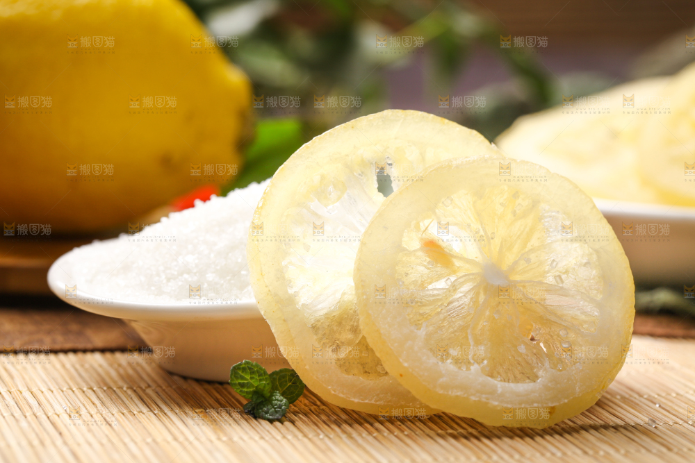 木板上的柠檬片