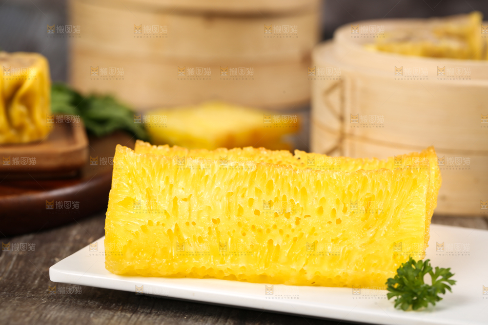 盘子里装着手工蒸糕