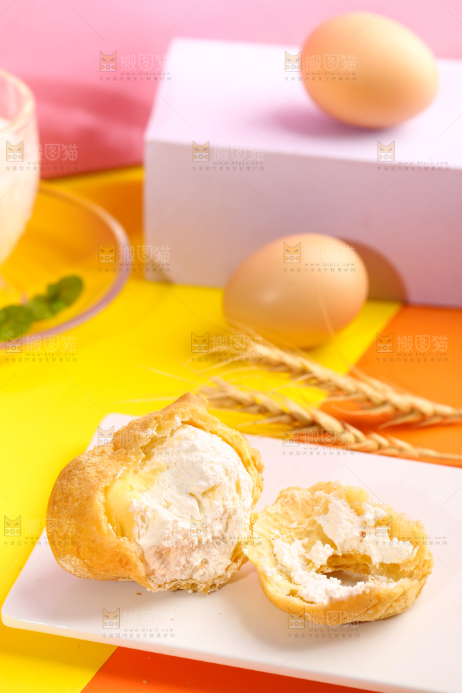 盘子里装着掰开的泡芙
