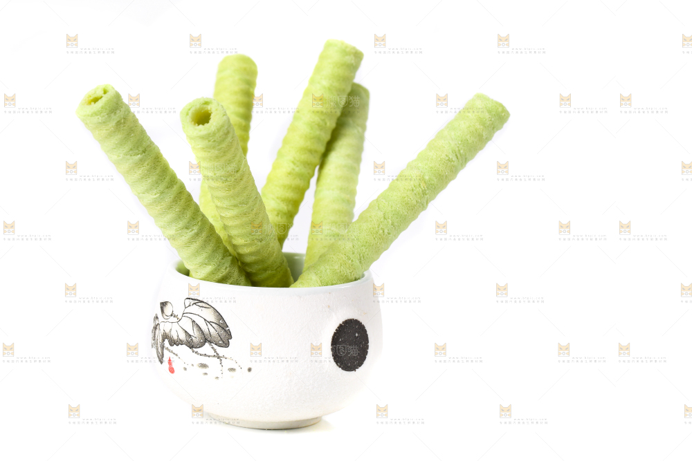 碟子里装着抹茶蛋卷