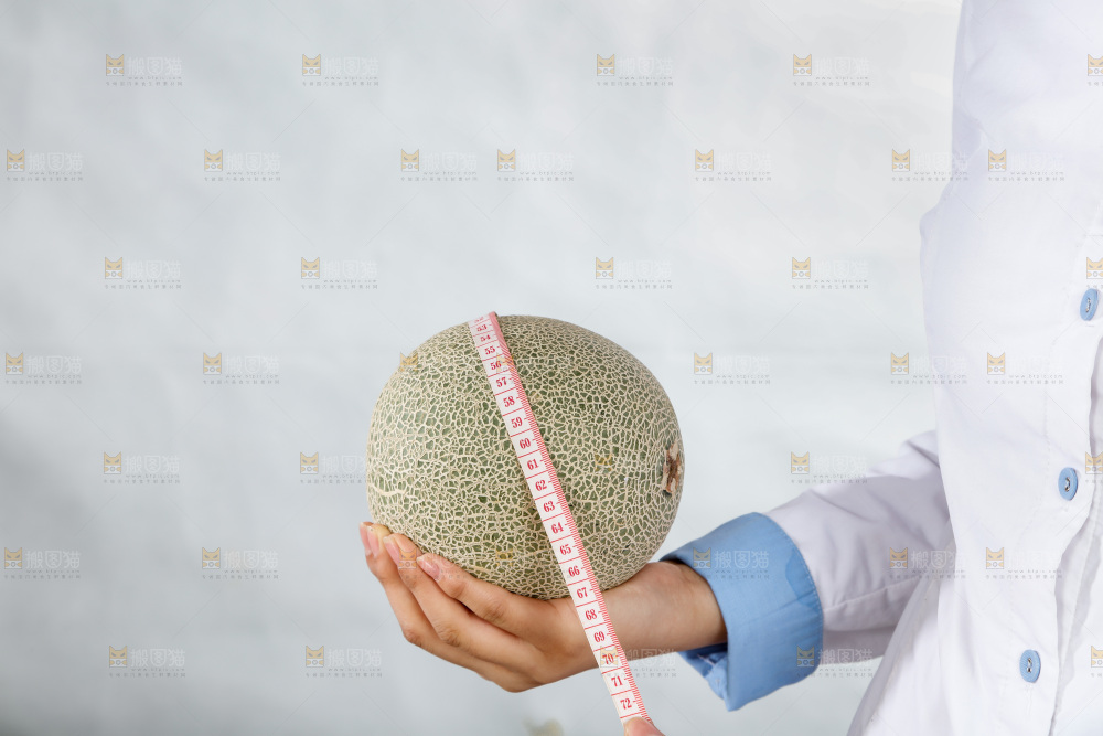 手里正在测量哈蜜瓜