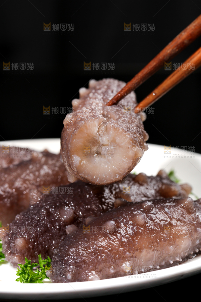 筷子夹着海参