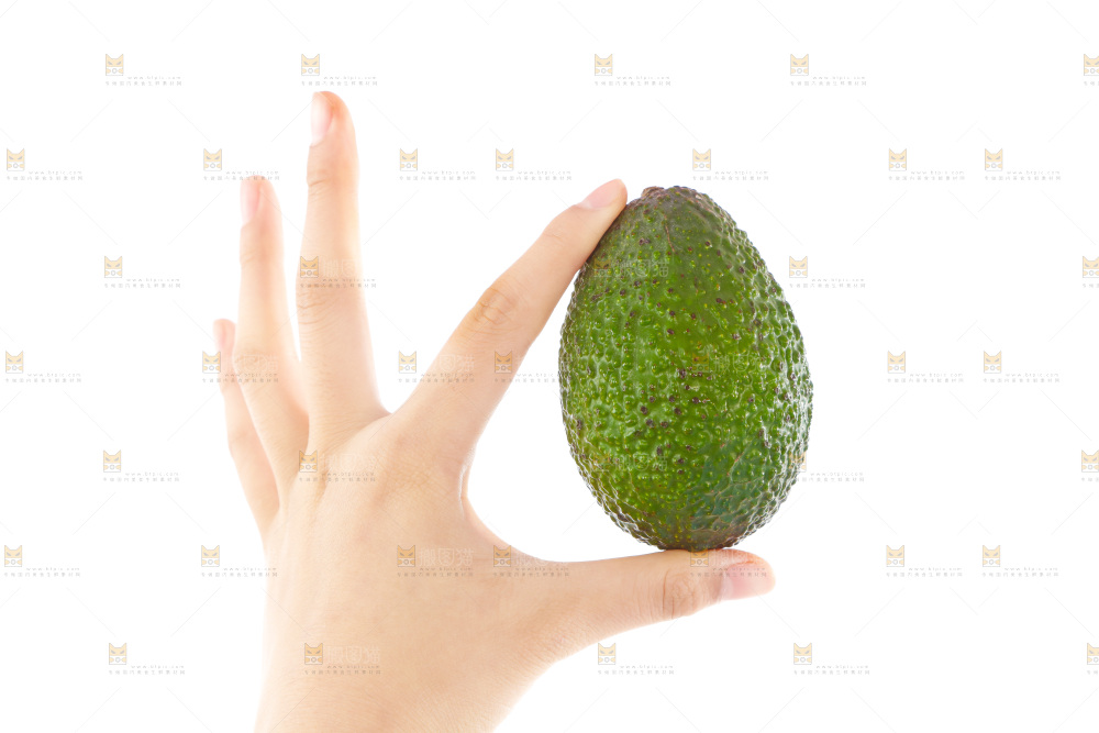 手里拿着牛油果