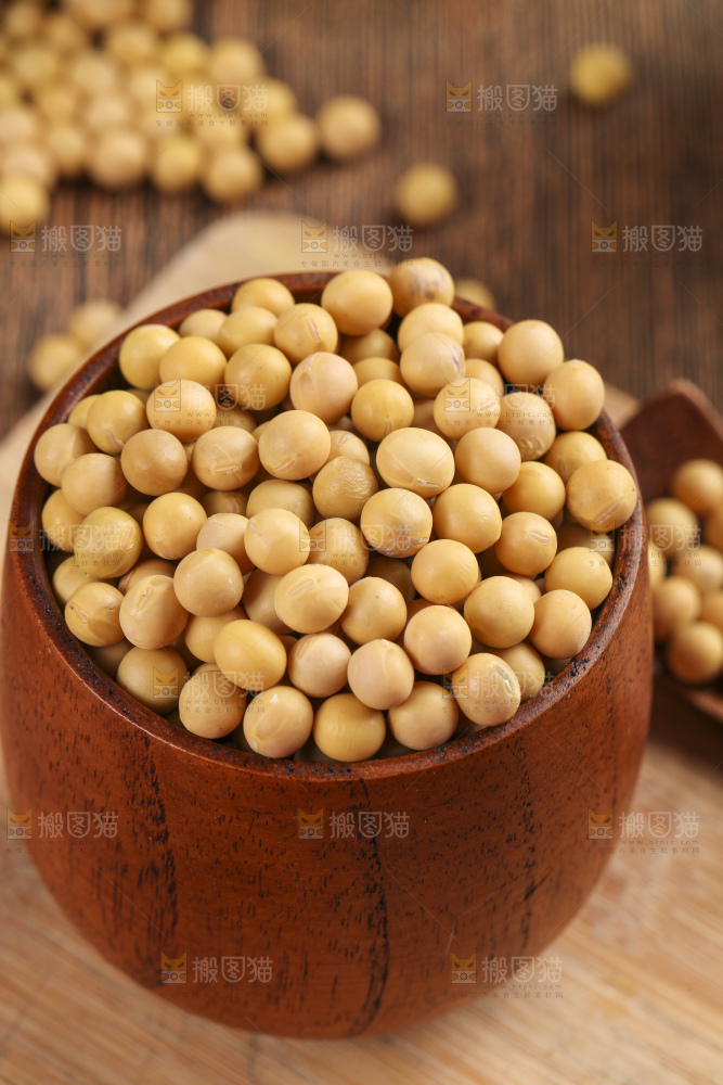 木板上放着一碗黄豆