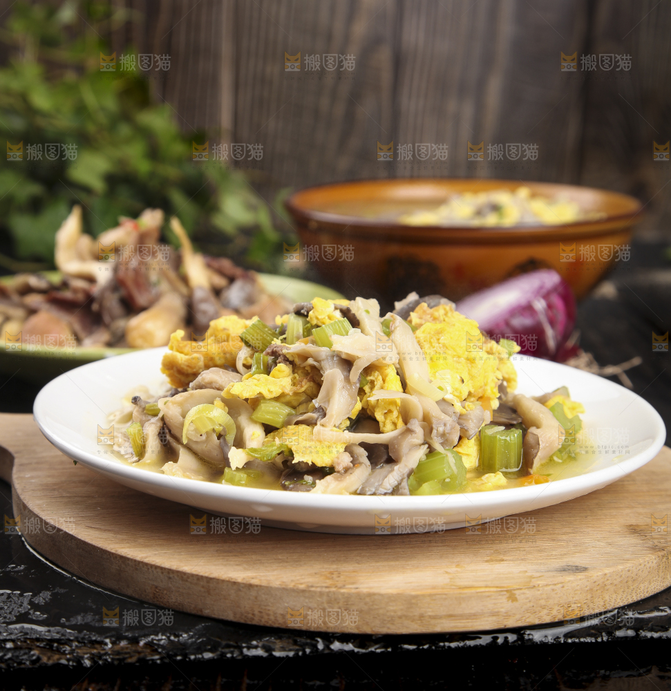 盘子里的平菇炒鸡蛋