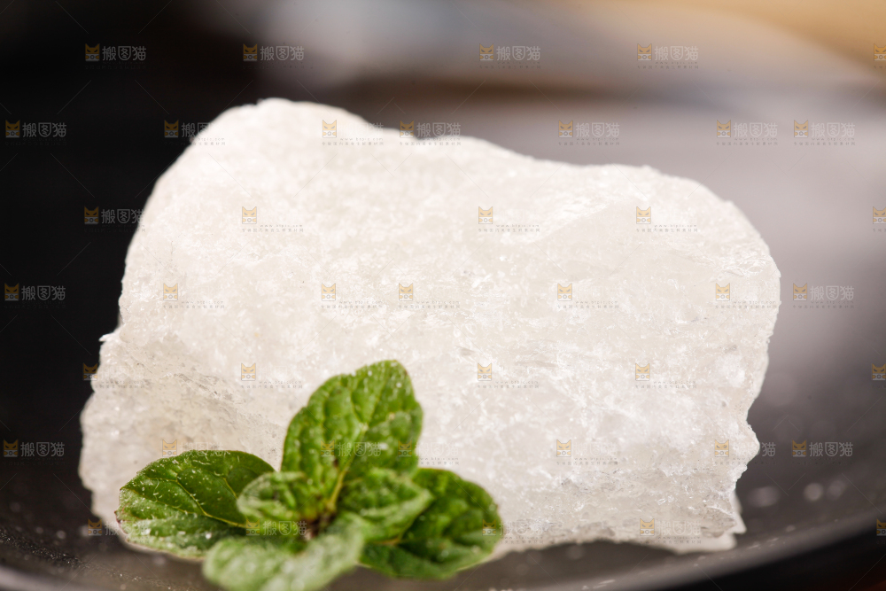 盘子里装着多晶冰糖