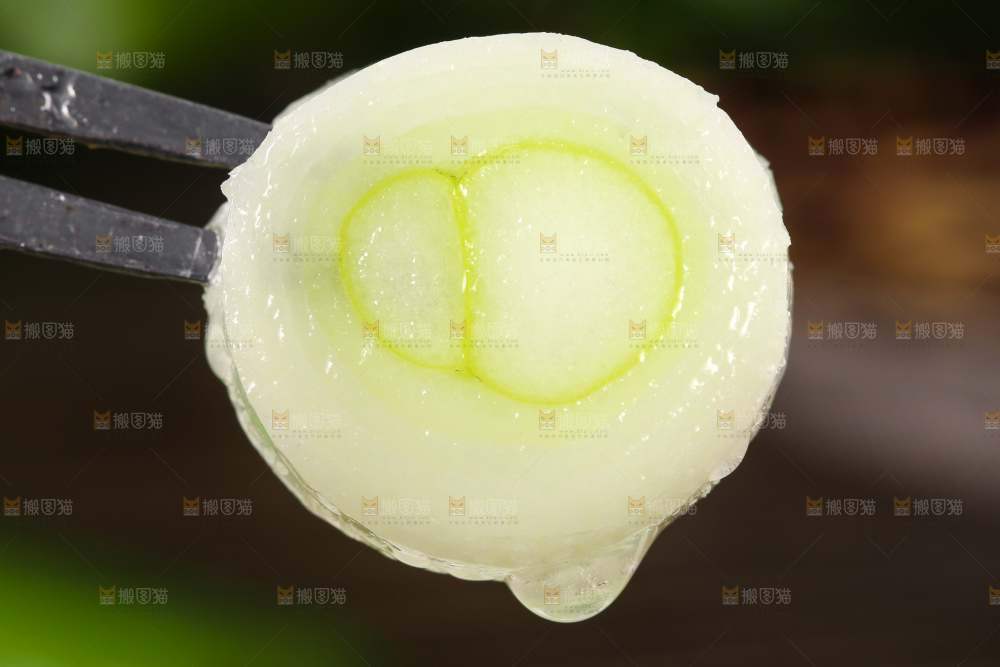 叉子叉着一片大葱圈