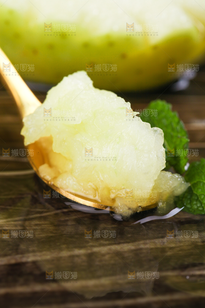勺子上放着切开的王林苹果