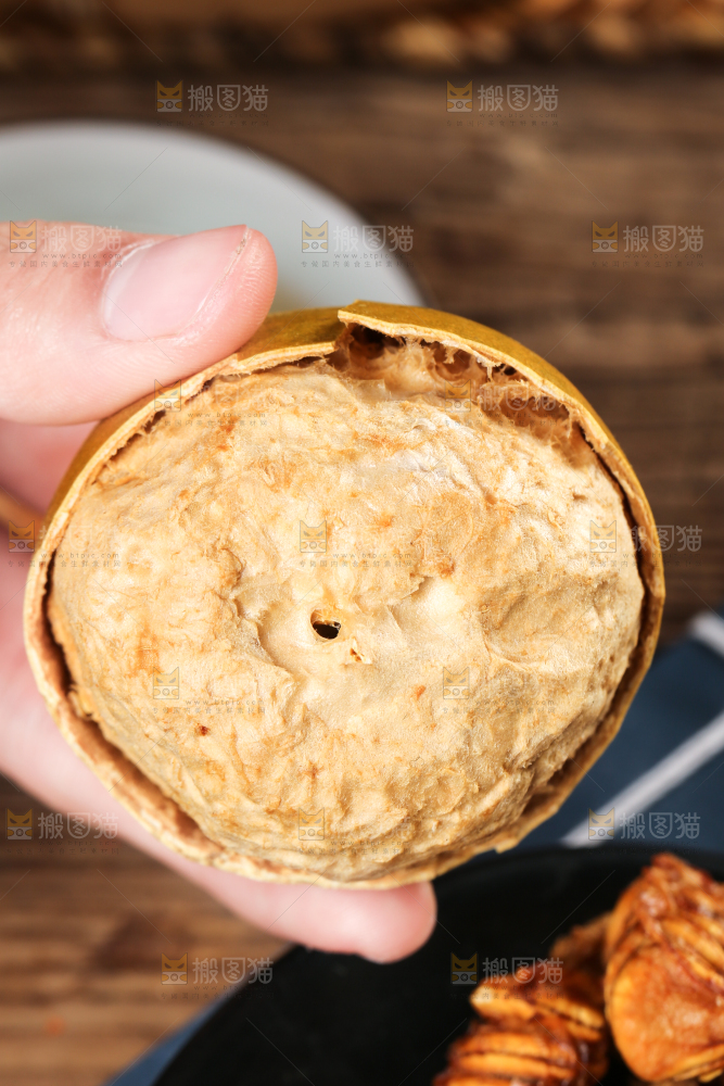 手里拿着罗汉果